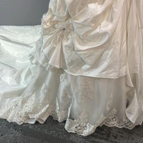Allure Bridals size 10 ivory wedding lace taffeta gown - Picture 5 of 17